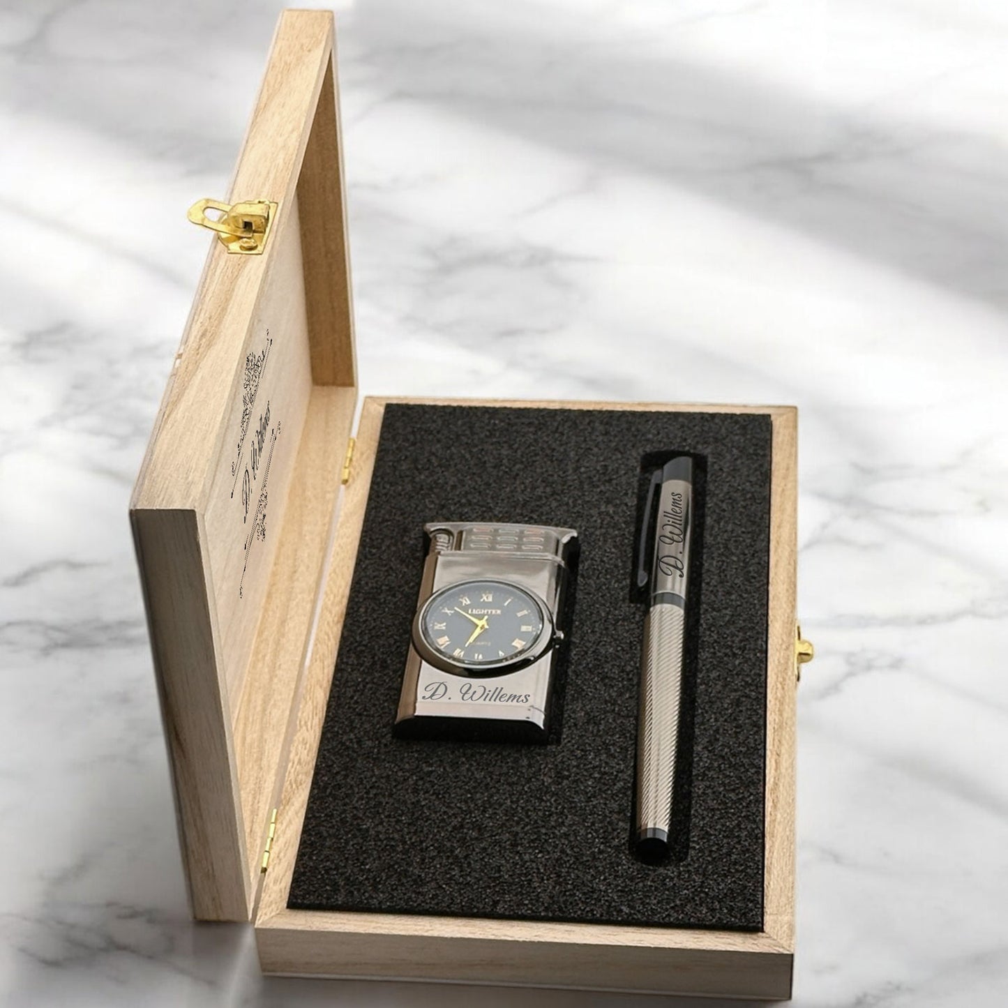 Persoonlijk Gegraveerde Aansteker met Horloge en balpen Geschenkset - In Houten Doos D2