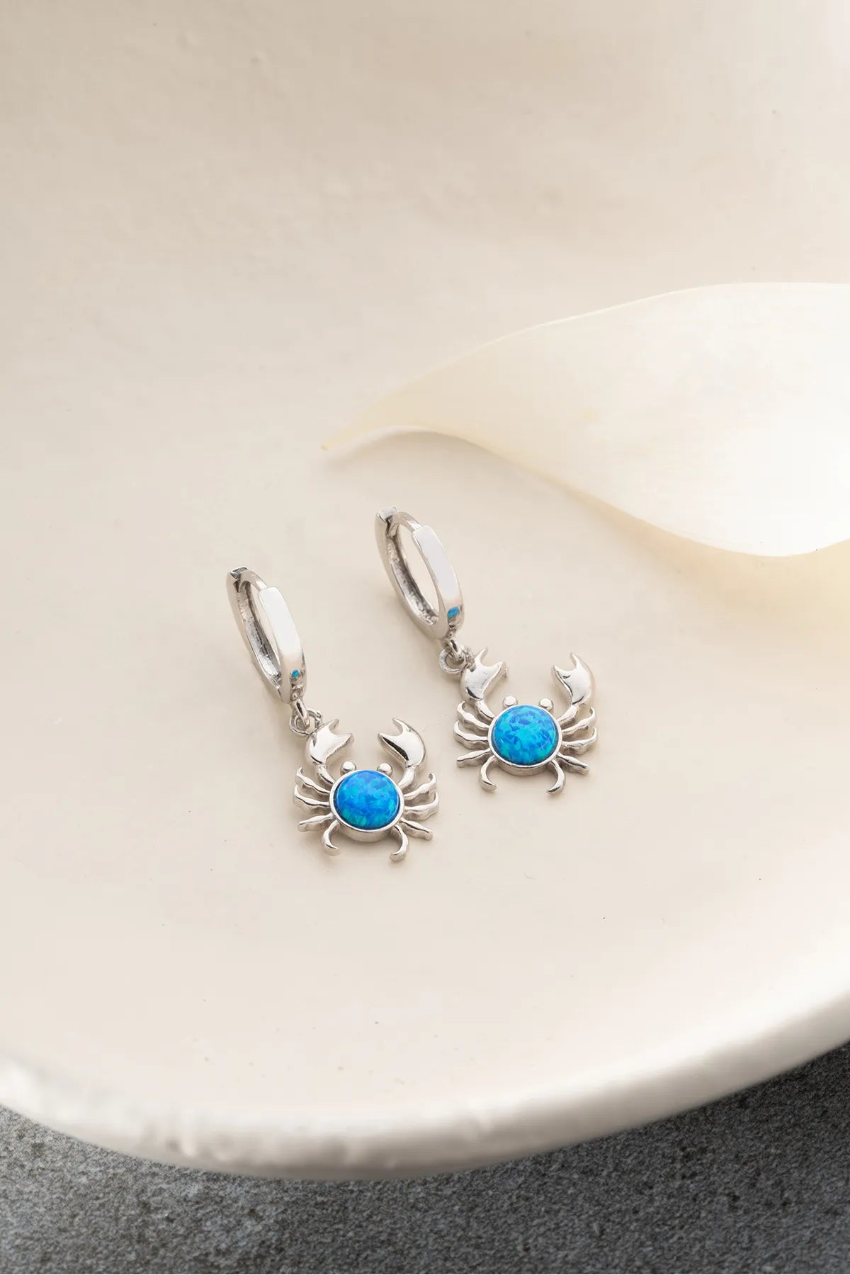 925 Sterling Zilveren Oorbellen – Kreeft Design met Blauwe Steen