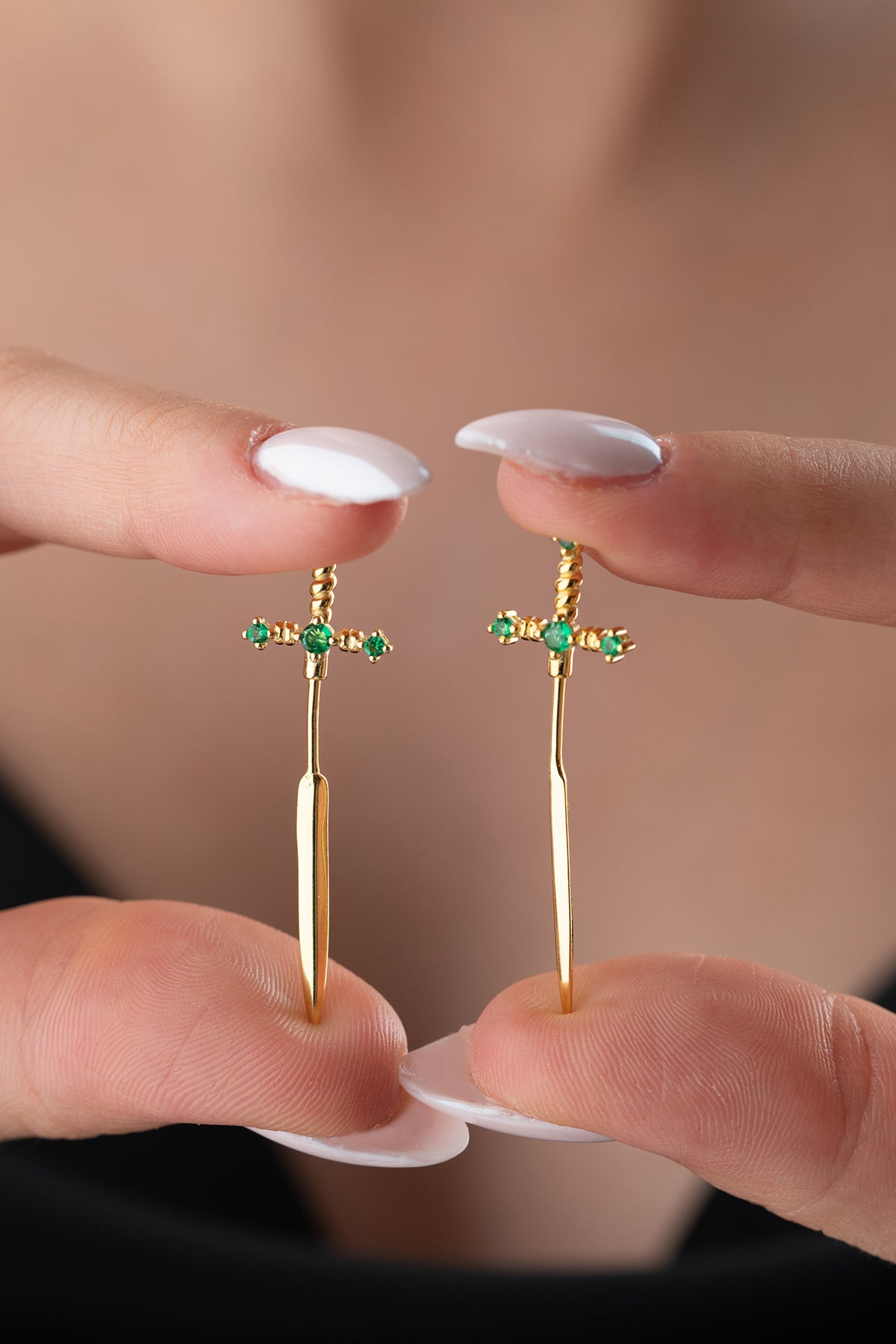 Groene Steen Zwaardoorbel – Minimalistisch Design