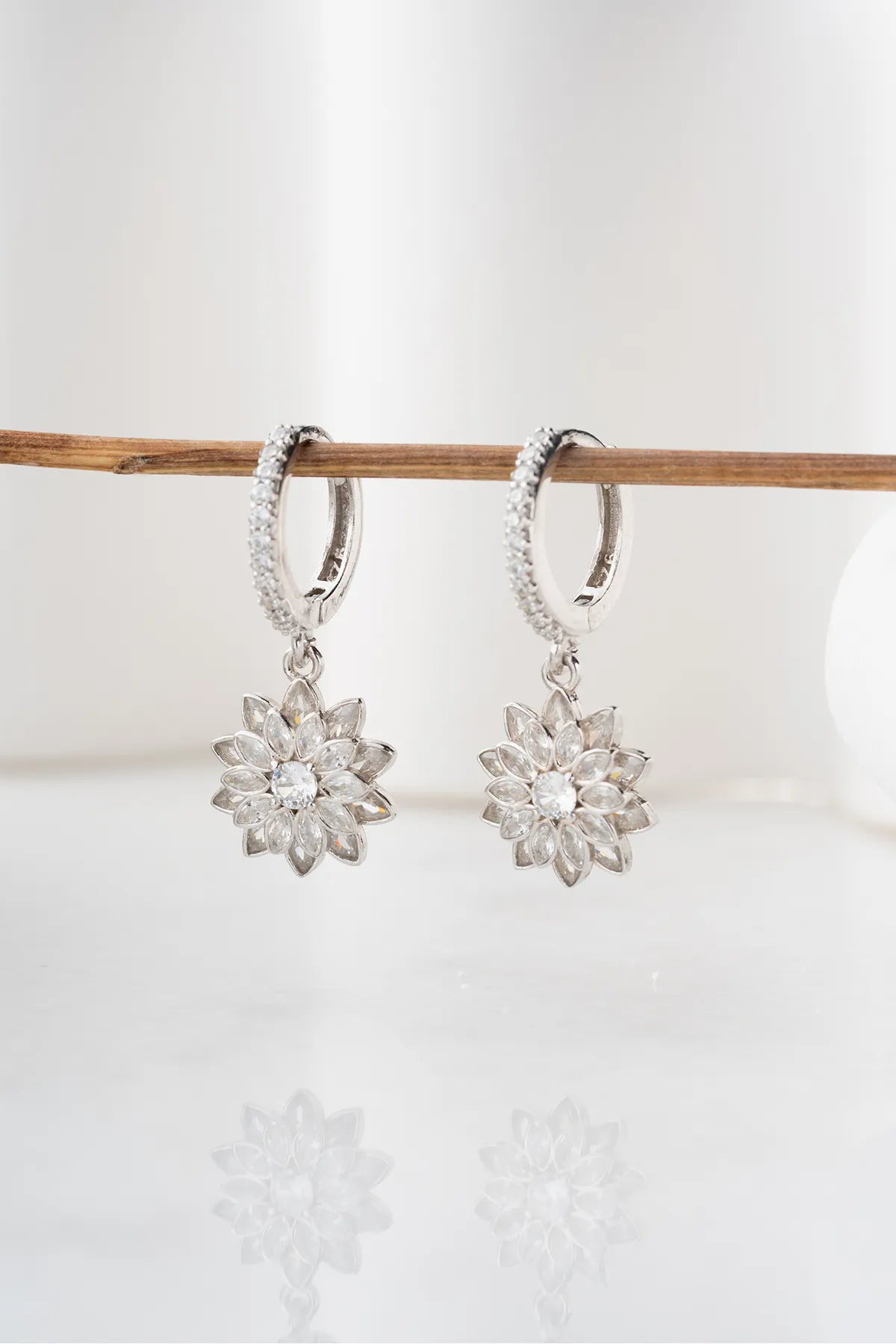 Lotus Elegance Oorbellen – 925 Zilver & Zirkonia