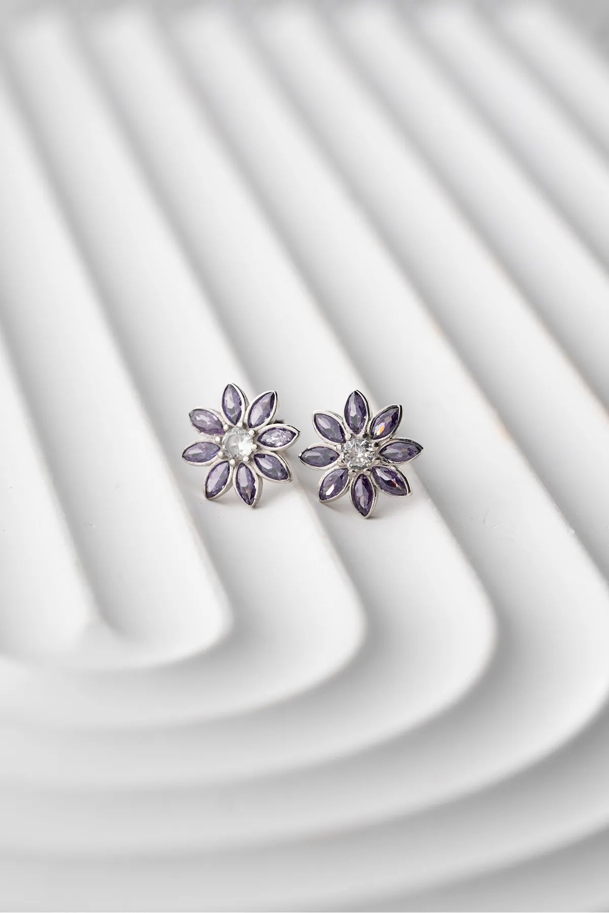 Lotus Bloom Oorbellen – Paars & 925 Zilver