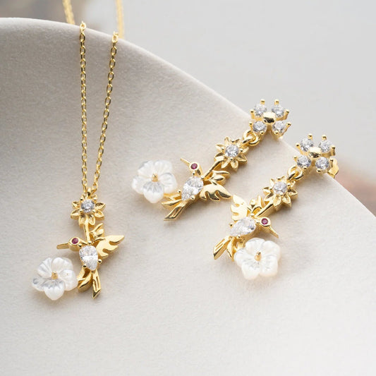 “Mira Vogel” – Parelmoer Ketting & Oorbellen Set