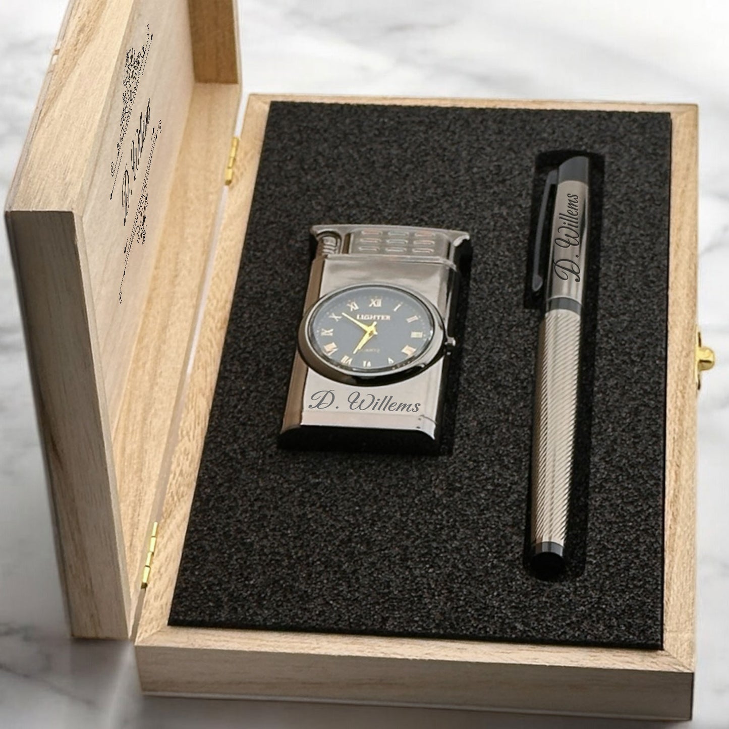 Persoonlijk Gegraveerde Aansteker met Horloge en balpen Geschenkset - In Houten Doos D2