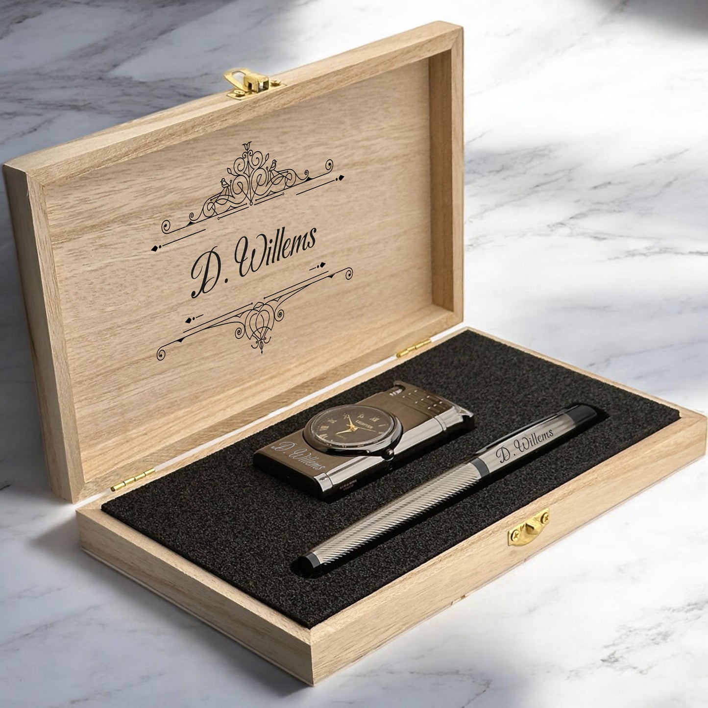 Persoonlijk Gegraveerde Aansteker met Horloge en balpen Geschenkset - In Houten Doos D2