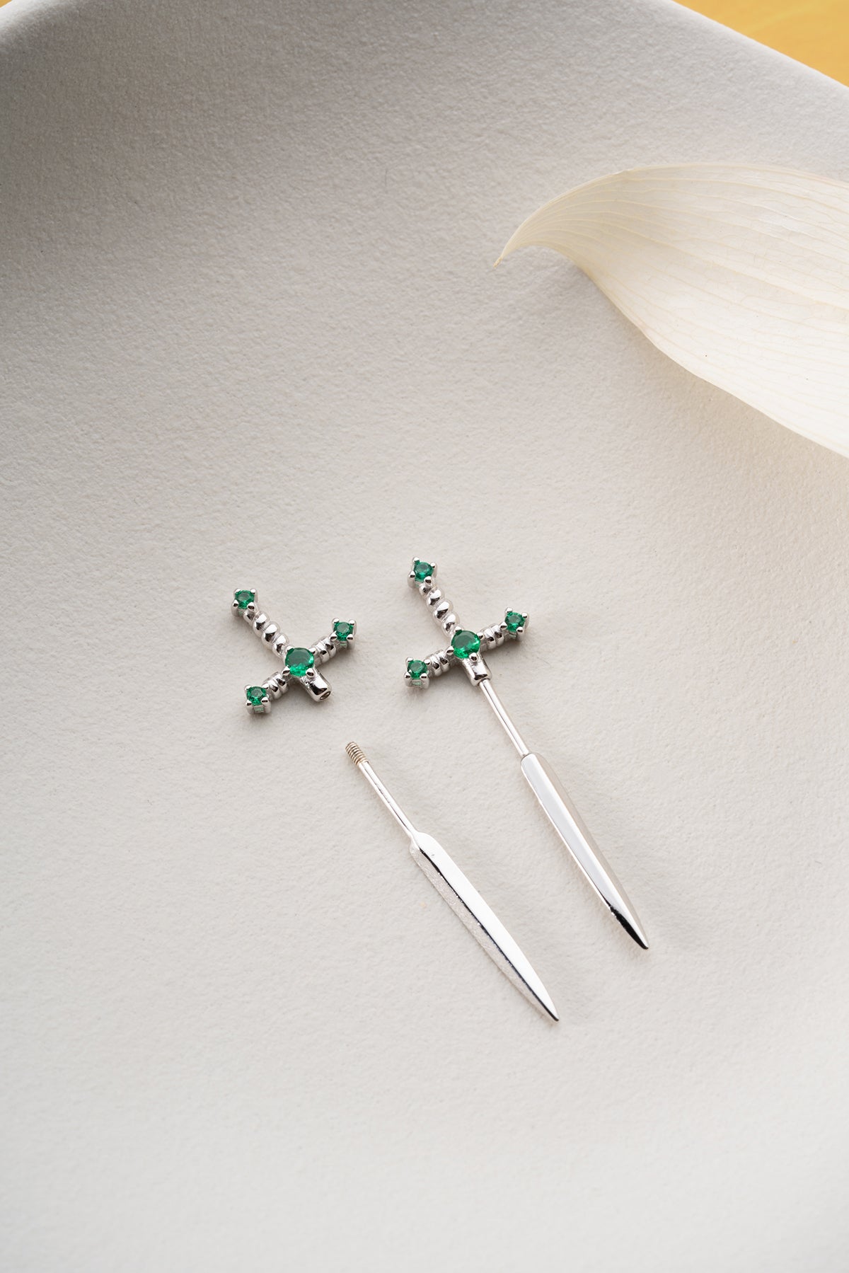 Groene Steen Zwaardoorbel – Minimalistisch Design