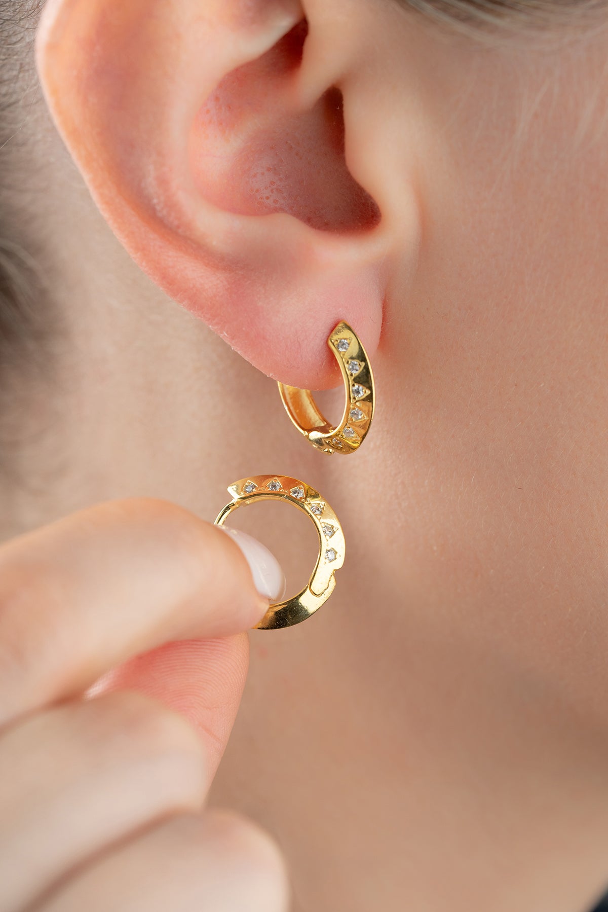 Sparkle Hoops – Driehoek Steentjes Oorringen | Zilver & Verguld