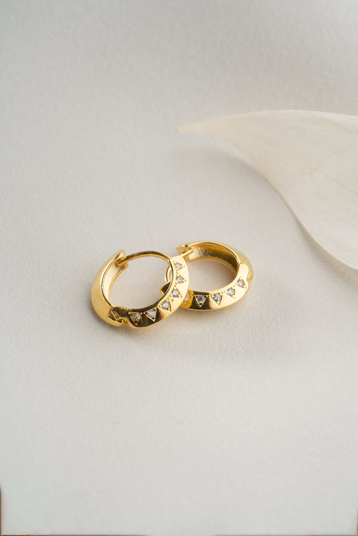 Sparkle Hoops – Driehoek Steentjes Oorringen | Zilver & Verguld