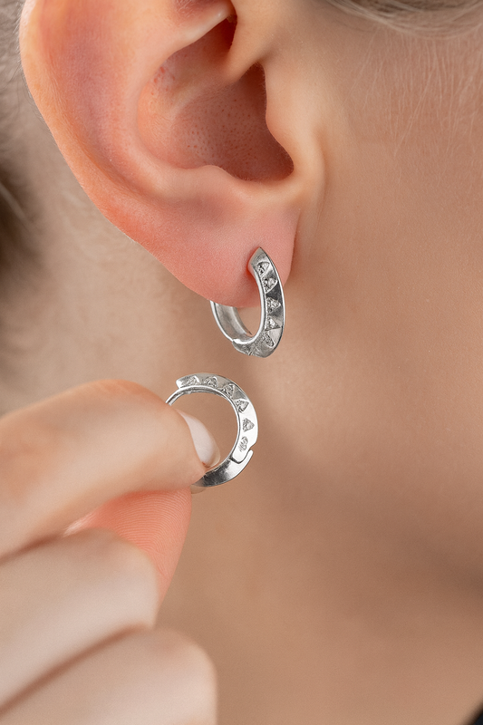 Sparkle Hoops – Driehoek Steentjes Oorringen | Zilver & Verguld