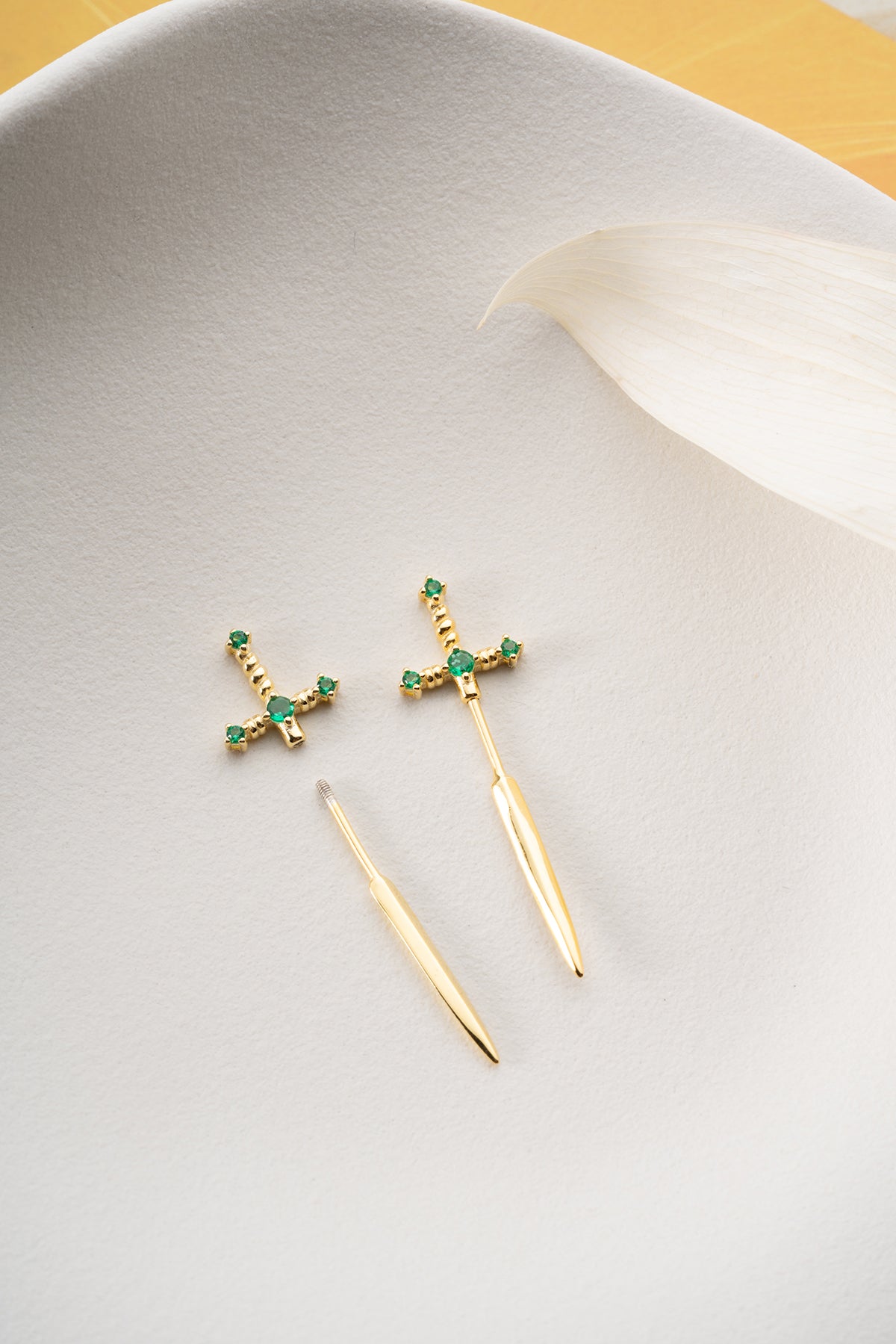 Groene Steen Zwaardoorbel – Minimalistisch Design
