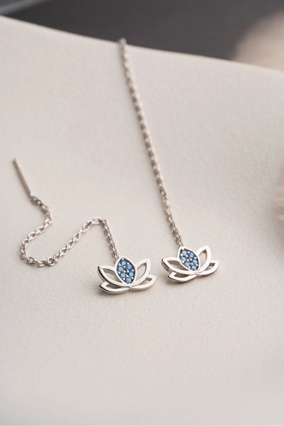 Minimalistische Lotus Doortrekoorbellen met Blauwe Steentjes | 925 Zilver