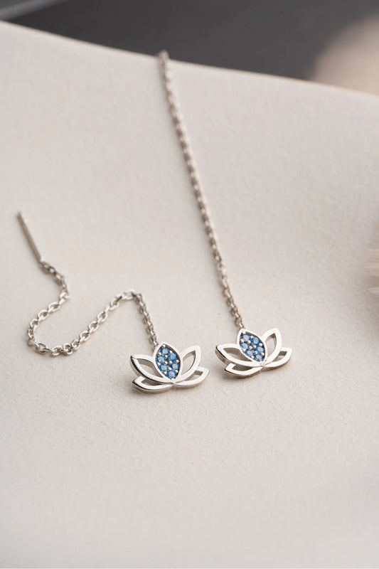 Minimalistische Lotus Doortrekoorbellen met Blauwe Steentjes | 925 Zilver
