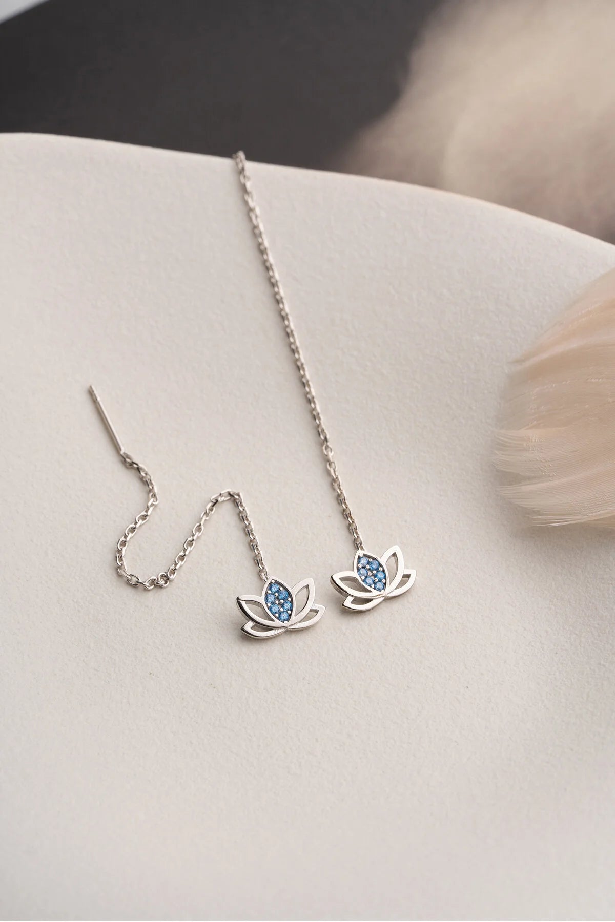 Minimalistische Lotus Doortrekoorbellen met Blauwe Steentjes | 925 Zilver